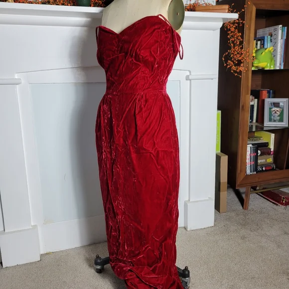 M| Red Velvet Sweetheart Dress - Picture 1 of 6